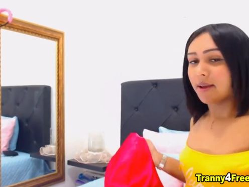 Tranny in yellow wants to give you a lap dance